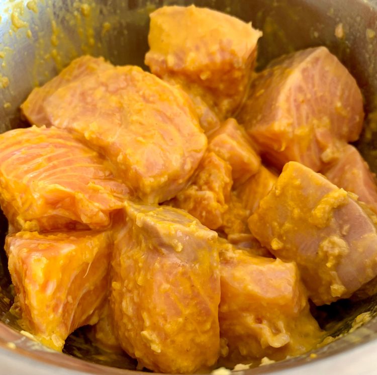 Step 2.1: Put the salmon in a large flat bowl and coat the pieces with lemon juice, salt, 1 tbsp ginger-garlic paste and turmeric
