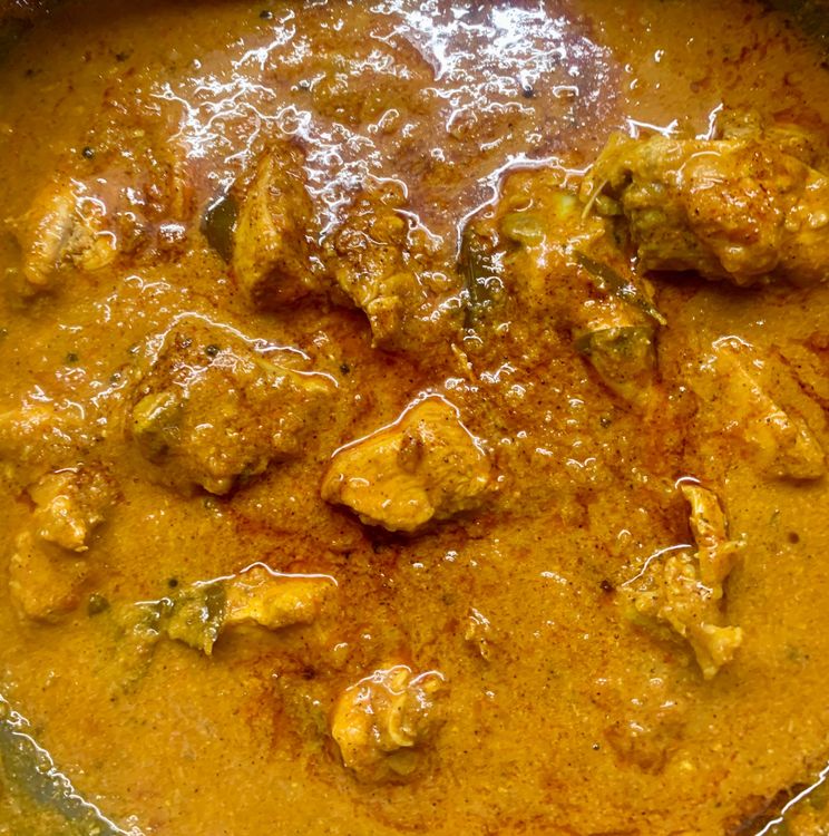 Step 3.1: Pour the tempering on the cooked chicken and mix