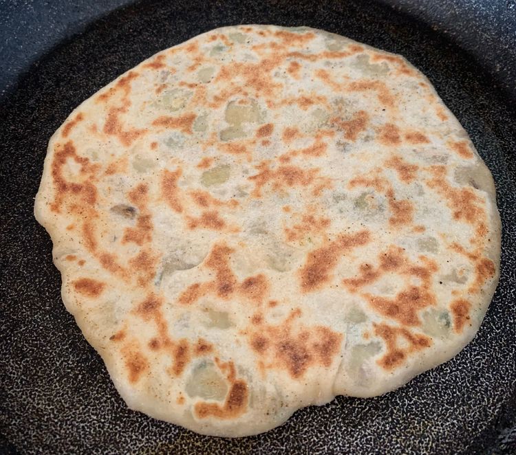 Step 5.2: Drizzle little oil on the skillet and place the stuffed naan, and cook for 3-4 minutes