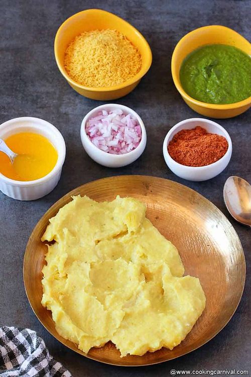 Step 5.1: Sprinkle the prepared Locho masala over it