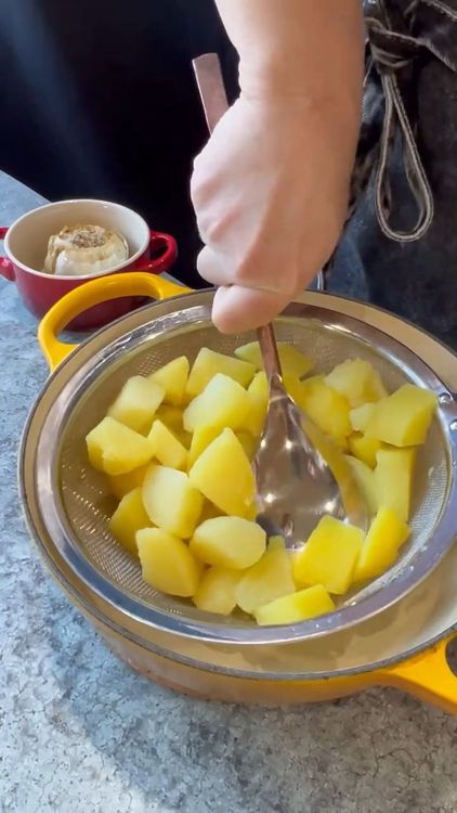 Step 2.1: Drain the potatoes and return to the pot