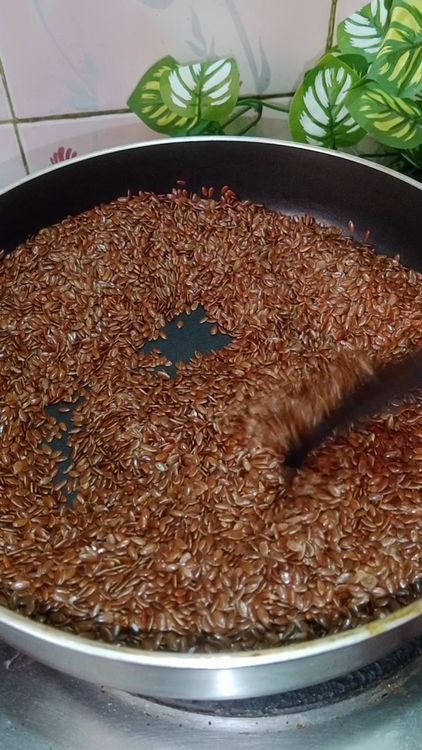 Step 1.2: Heat pan and dry roast 1 cup flaxseeds till the seeds starts fluttering