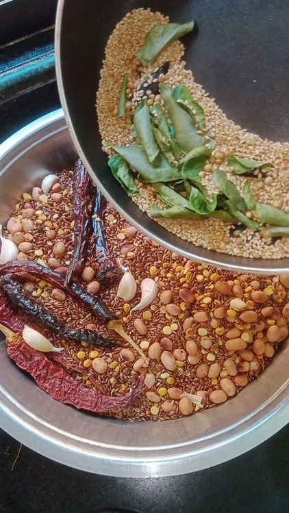Step 1.3: In the same pan , dry roast sesame seeds, coriander seeds, few curry leaves