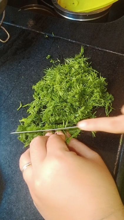 Step 1.2: Chop the leaves , also chop coriander leaves and add in a big hollow plate to knead the dough