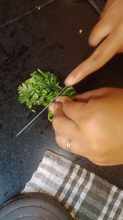 Step 1.1: Chop the leaves , also chop coriander leaves and add in a big hollow plate to knead the dough