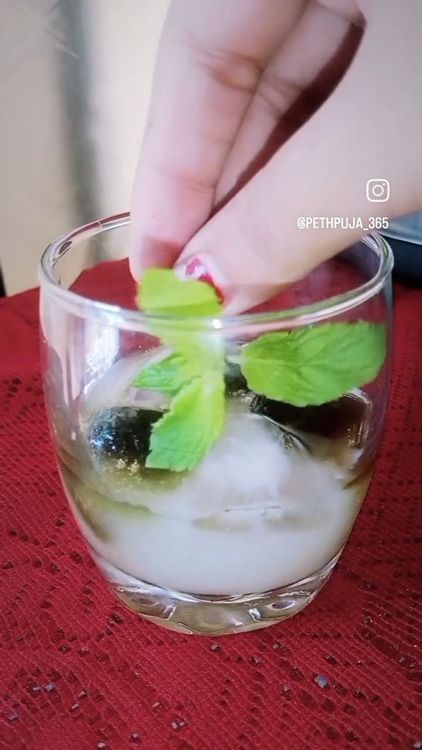 Step 1.3: In a glass , add 3 mint cubes, 3 ice cubes , sprinkle chaat masala