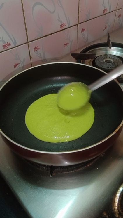 Step 1.1: Heat pan and on low flame, Grease some butter or oil , add a ladle of spinach oats batter and roast both the sides till you can see brown spots on both the surface