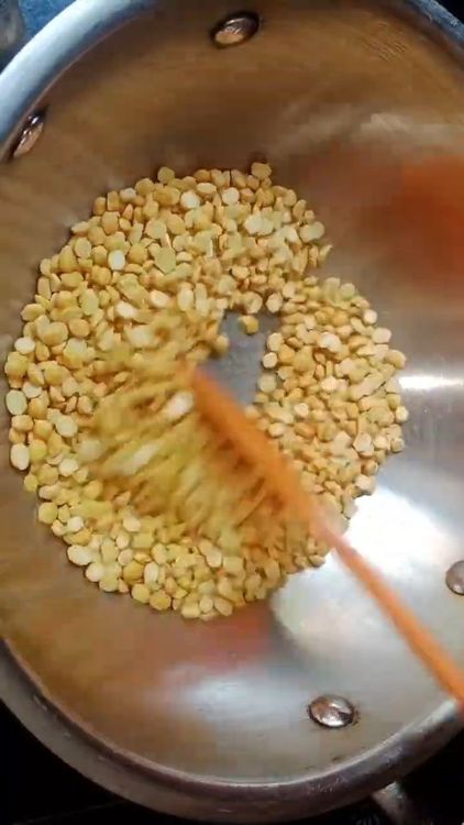 Step 1.1: Roast the chana dal on low flame for 8-10 minutes until aromatic