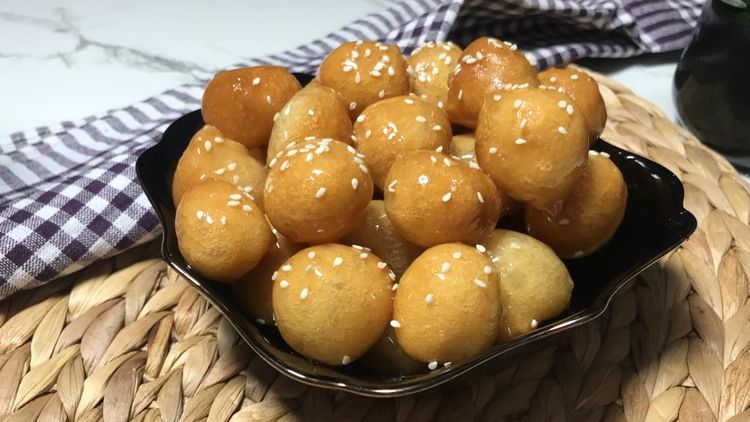 Step 3.1: Soak the fried luqaimat in the syrup immediately