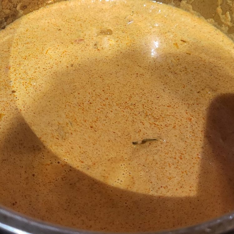 Step 1.2: Add the tinned tomatoes, garlic, ginger & a little salt and pepper