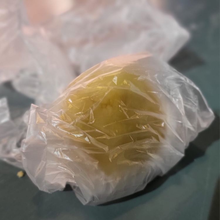 Step 1.2: थोड़ा-थोड़ा पानी डालते हुए हथेली से आटा गूंधें। आटा चिकना होने तक गूंधें। आटे को क्लिंग रैप में लपेटें और 10 मिनट के लिए आराम करने दें।