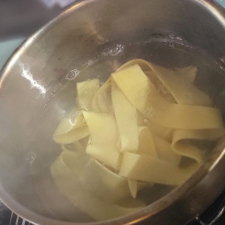 Step 3.2: अपने पपारडेल पास्ता को तेजी से उबलते पानी में डालें। उन्हें चिपकने से बचाने के लिए चम्मच से हल्का हिलाएं। लगभग 3–4 मिनट तक उबालें, फिर पास्ता को पानी से निकालकर सीधे मरीना सॉस वाले पैन में डालें।