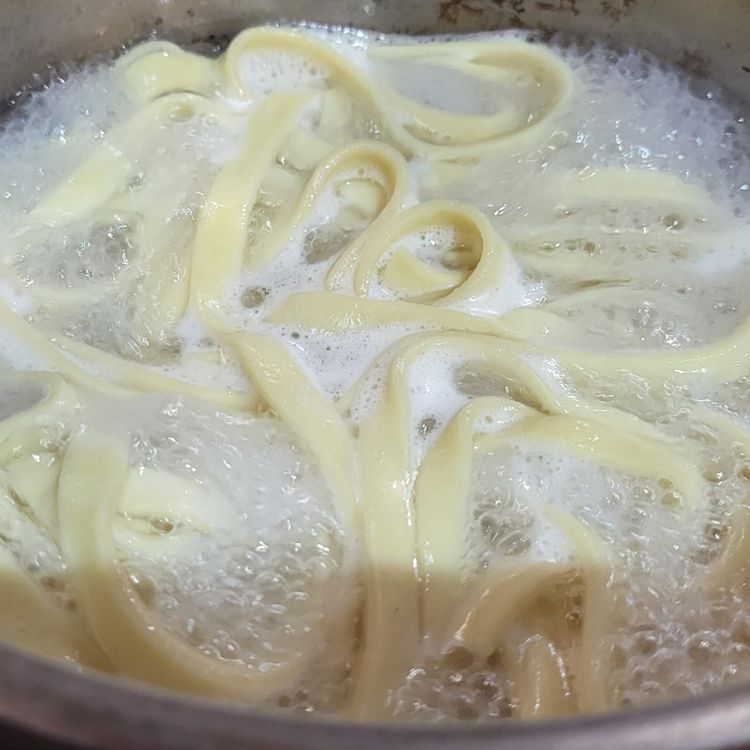 Step 3.1: Place your linguini pasta into the rapid boiling water