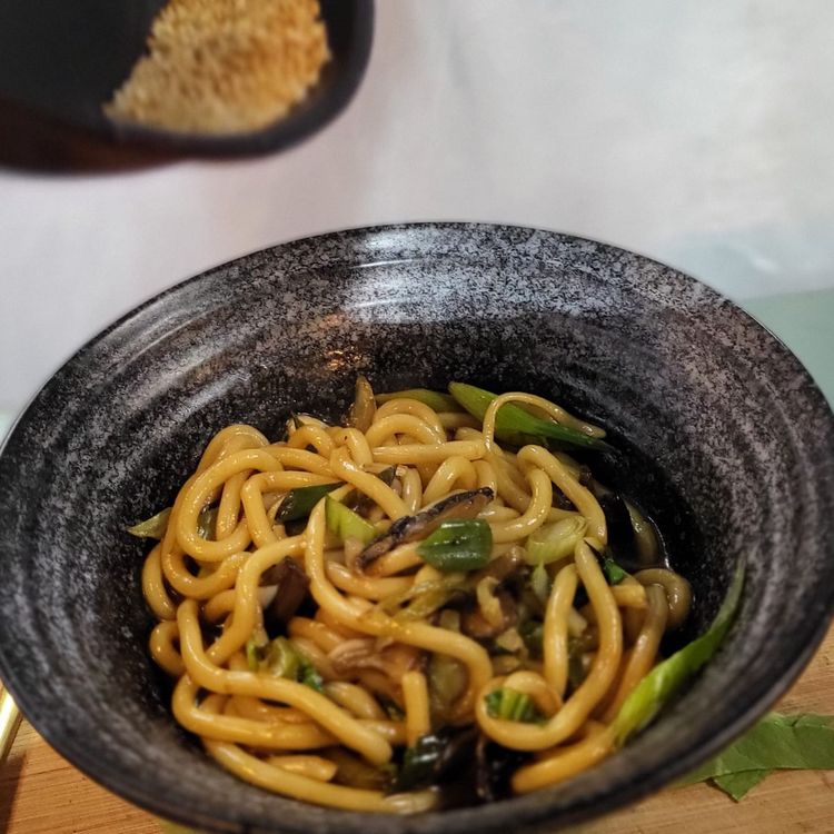 Step 2.1: Garnish the noodle bowls with the rest of the spring onions and toasted sesame seeds