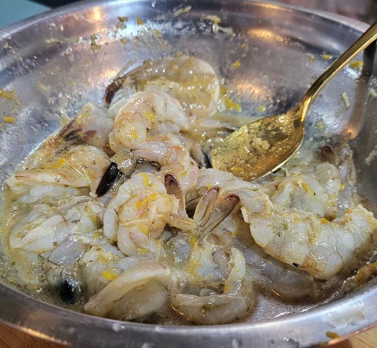 Step 1.1: Add the prawns and toss until evenly incorporated
