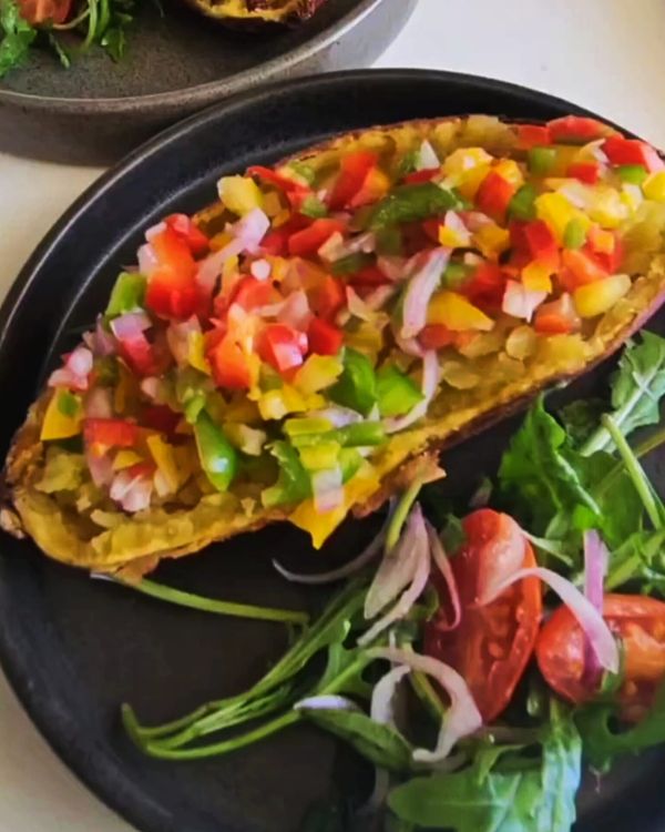 Step 3.1: Add a generous serving of the capsicum salad to complete the meal
