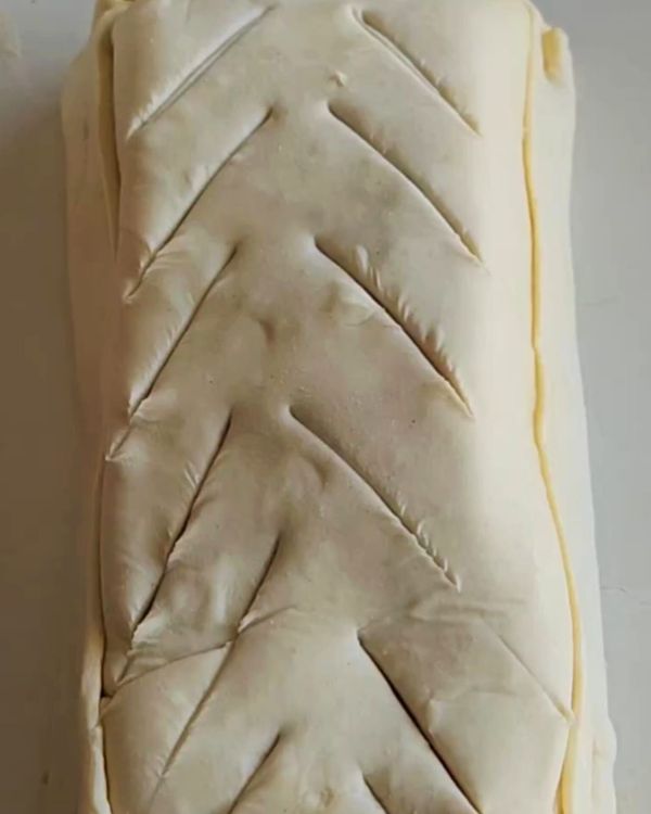 Step 3.1: Fold the pastry over the salmon, sealing the edges well, and place seam-side down on a baking sheet lined with parchment paper