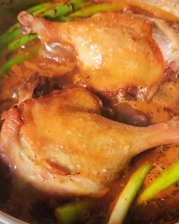 Step 3.1: Return the seared duck legs to the pan, skin-side up