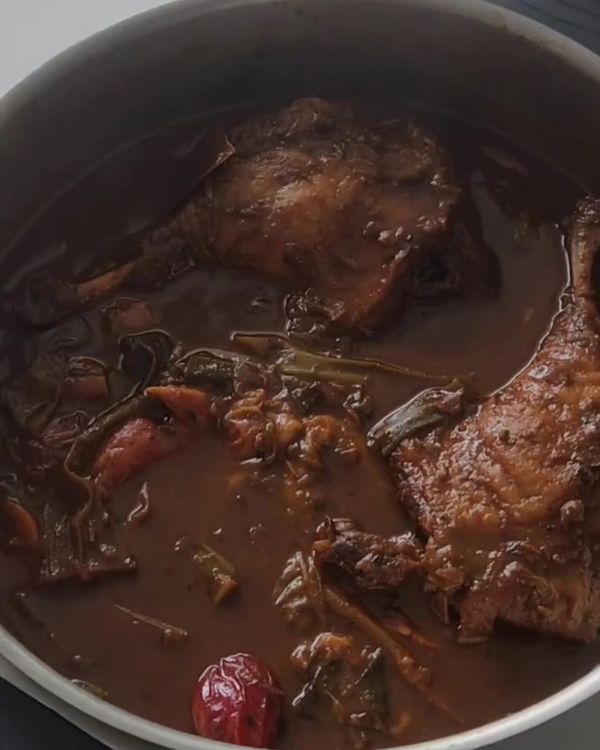 Step 3.2: Return the seared duck legs to the pan, skin-side up