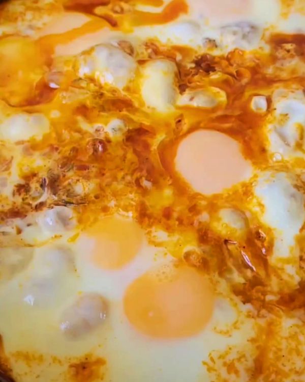 Step 3.1: Cover the pan and cook over very low heat, letting the eggs poach gently in the sauce for 1-3 minutes, or until they reach your desired doneness