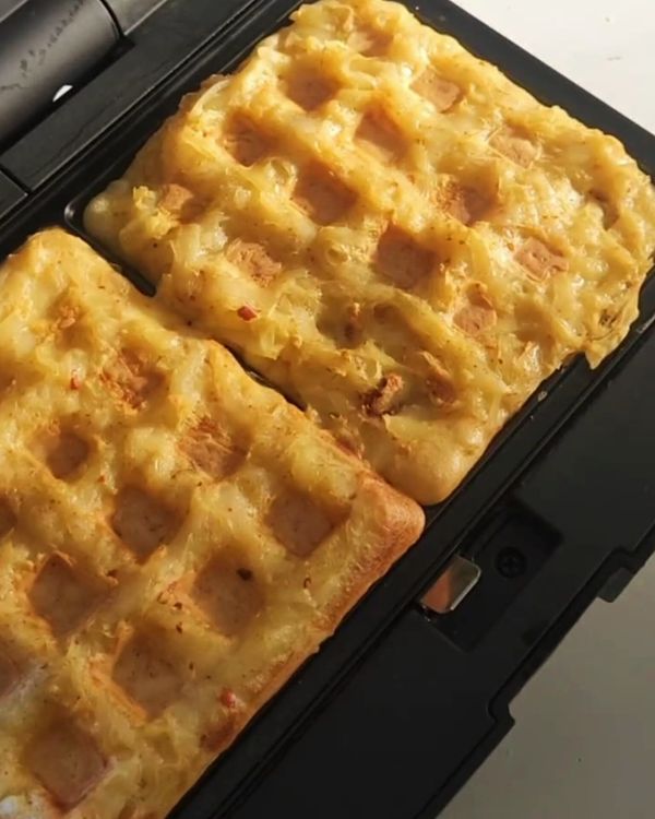 Step 3.2: Layer the potato mixture evenly, close the lid, and cook for 8 minutes until crispy and golden