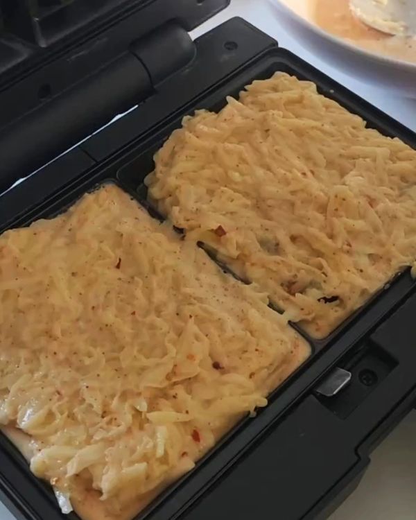 Step 3.1: Layer the potato mixture evenly, close the lid, and cook for 8 minutes until crispy and golden