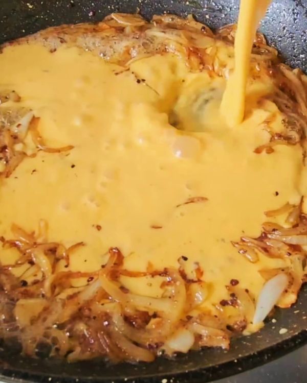 Step 2.1: Pour in the blended sauce and simmer gently for 3 minutes to deepen the flavors