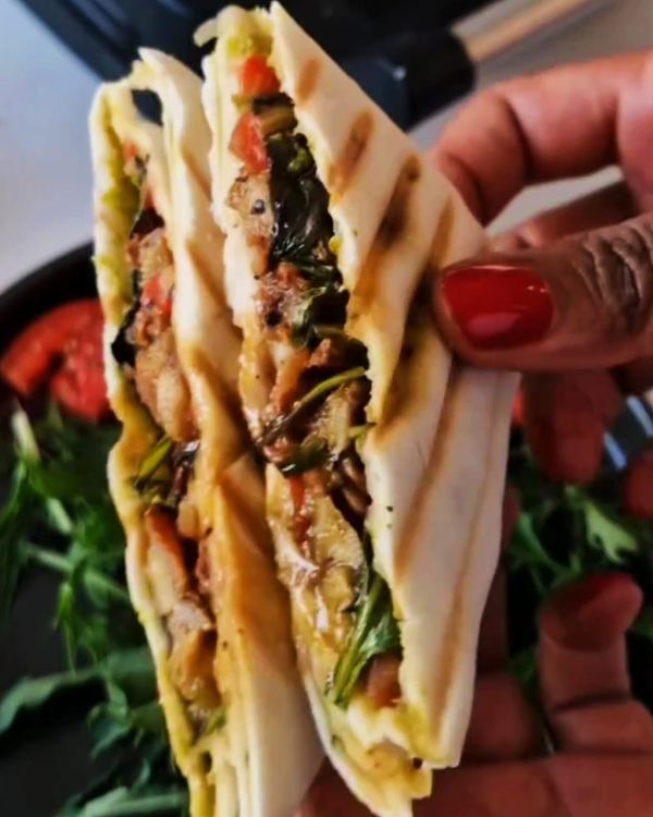 Toasted Chicken Wraps with Spicy Green Sauce recipe