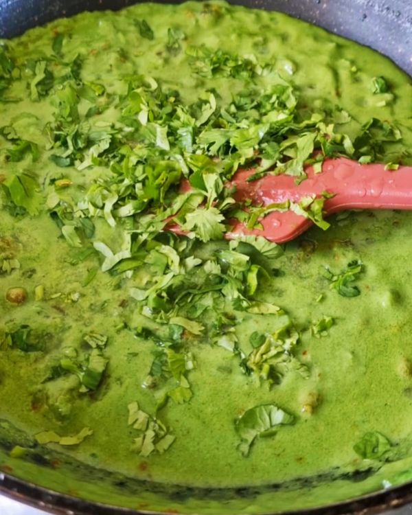 Step 4.1: Pour in the blended green sauce and stir to combine