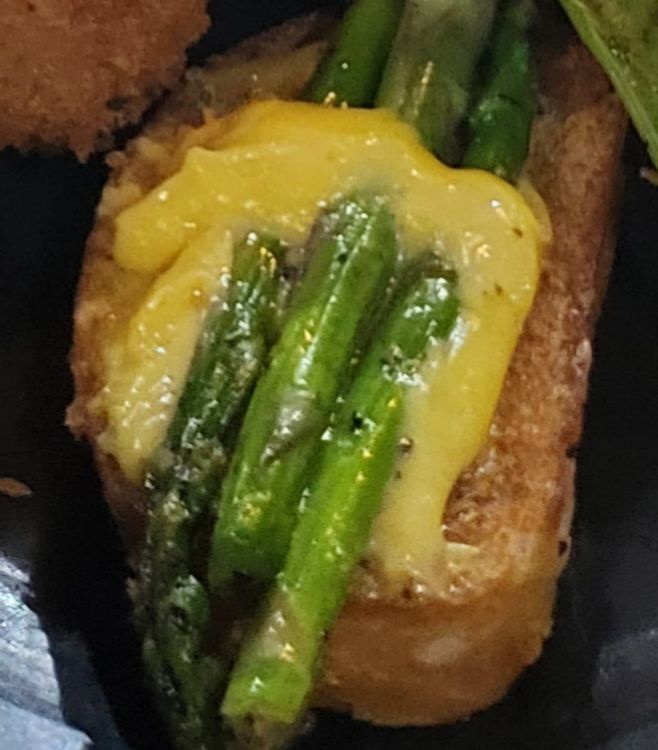 Asparagus Toasts with Hollandaise Sauce recipe