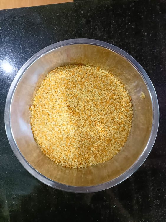 Step 1.1: Coat the banana halves with the wet batter, then cover them with bread crumbs