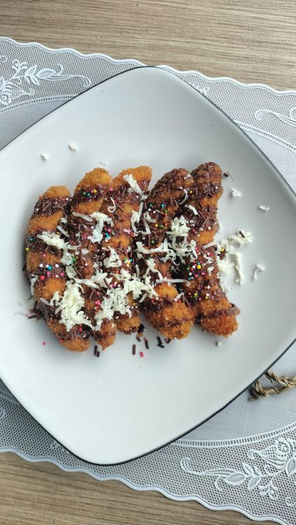 Step 1.1: Serve the fried bananas with chocolate sauce or condensed milk and grated cheese on top