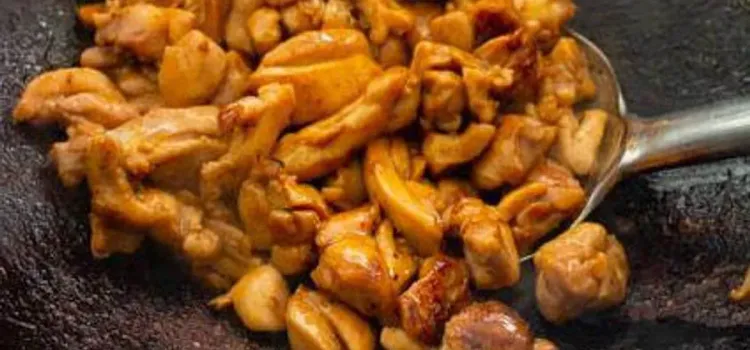 Step 4.1: Leave the chicken pieces untouched for about 30 seconds before flipping them over