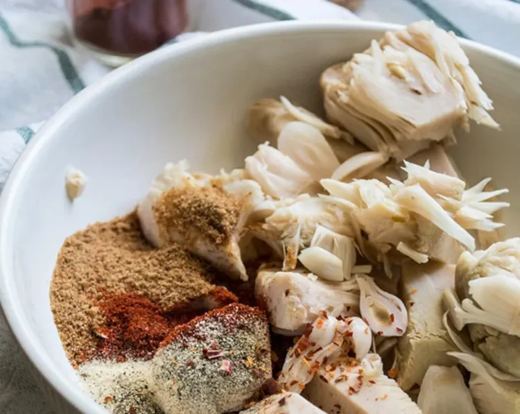 Step 2.1: In a bowl, mix the dried jackfruit with coconut sugar, smoked paprika, garlic powder, freshly ground black pepper, and crushed red pepper flakes until well combined