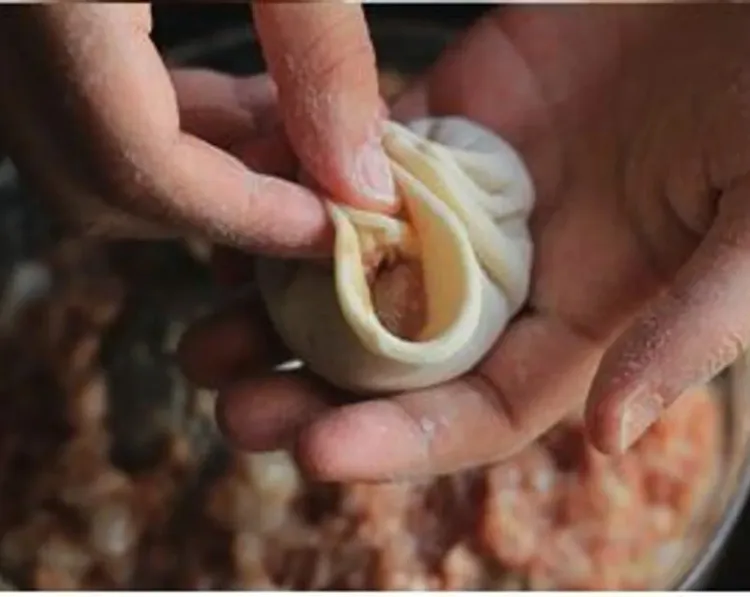 Step 4.1: Twist the folds to the center and seal the hole in the top at the very last step