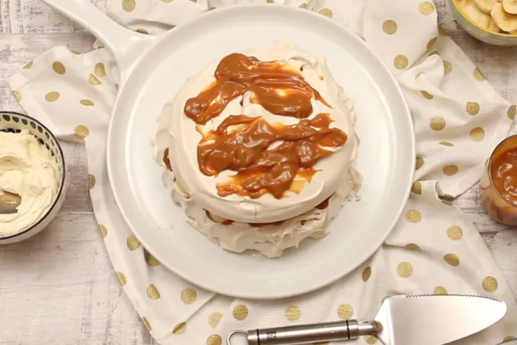 Step 2.1: Place one meringue disc onto a serving plate