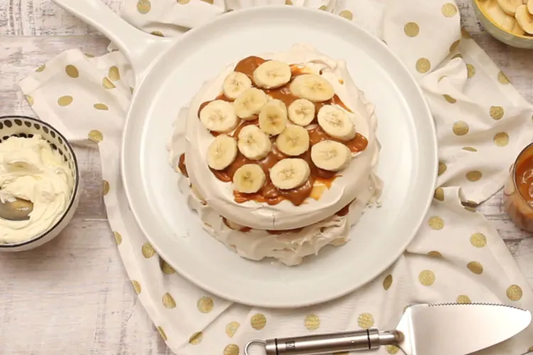 Step 2.1: Place 1 sliced banana evenly on the disc