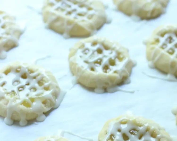 Step 3.1: Carefully drizzle over cooled cookies and allow the glaze to set