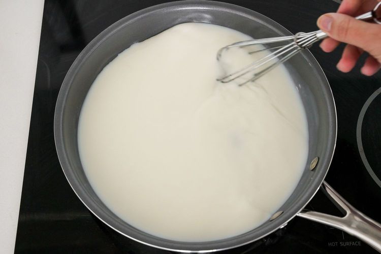 Step 2.1: Warm up the sugar, fresh milk, and ideal milk until the sugar dissolves