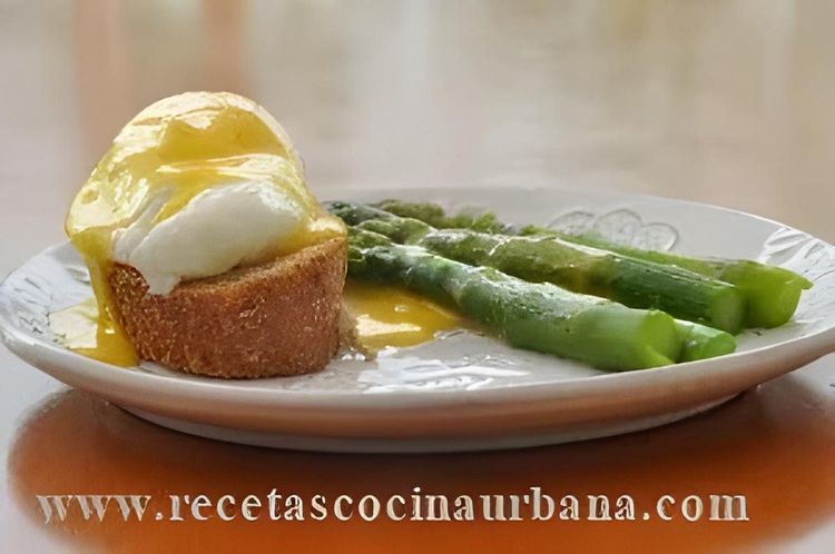 Poached Eggs with Asparagus and Onion Sauce recipe