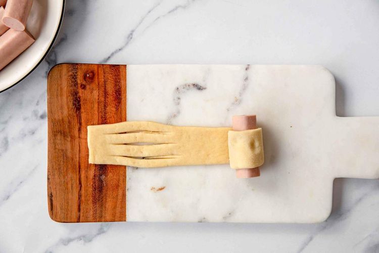 Step 4.1: Roll the dough into a 50 cm x 15 cm (20-inch x 6-inch) rectangle