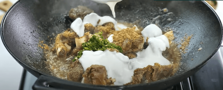 Step 1.1: Add coriander seeds, black pepper powder, green chilli, and yogurt