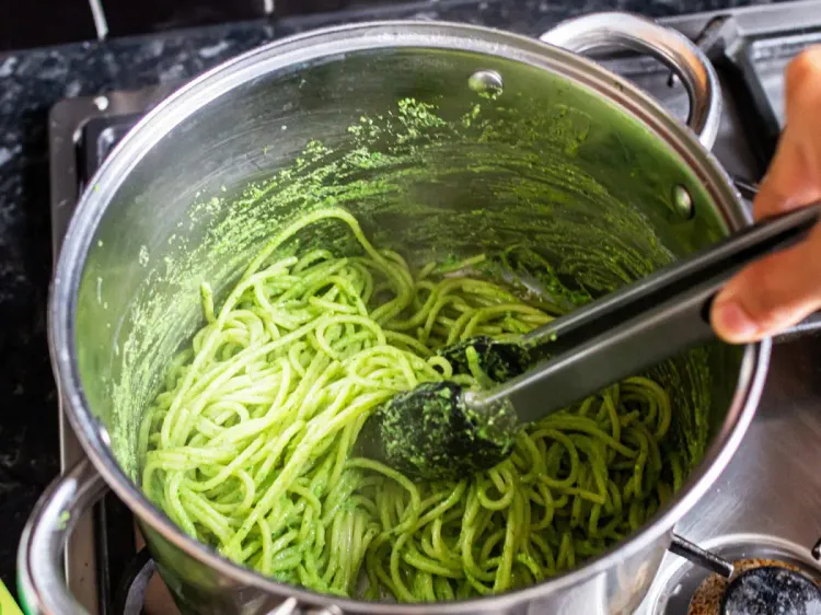 Step 3.1: Combine the pasta and pesto sauce, stirring well until the sauce covers the pasta evenly