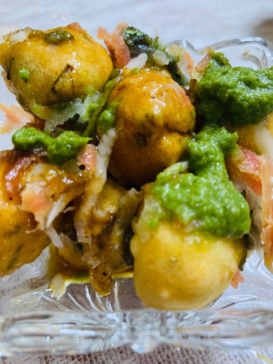 Step 1.1: Drizzle green chutney, tamarind chutney and lemon juice over the ladoos