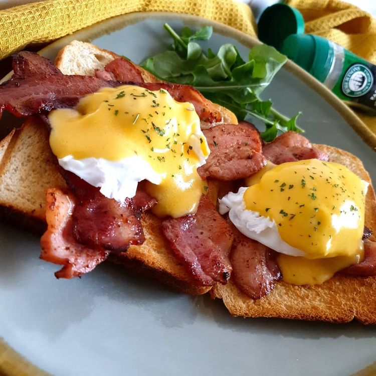 Eggs Benedict with Bacon and Hollandaise Sauce recipe