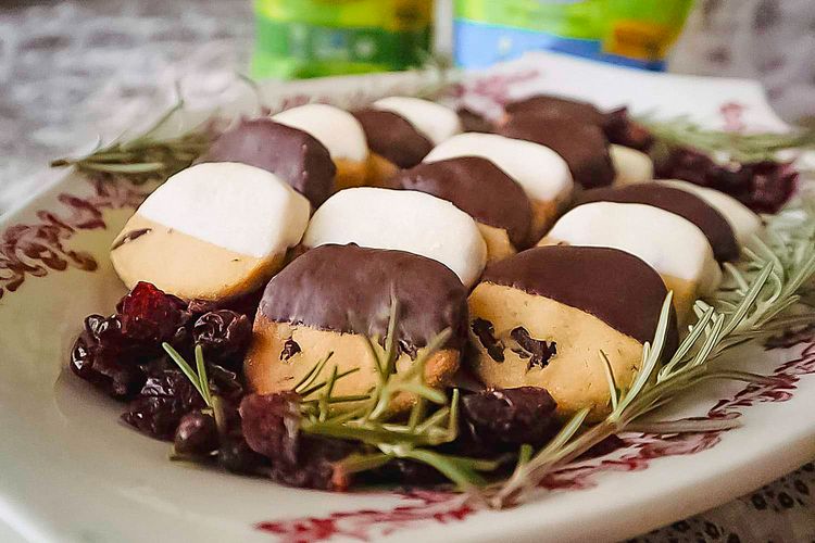 Rosemary Shortbread Cookies with Cranberries recipe