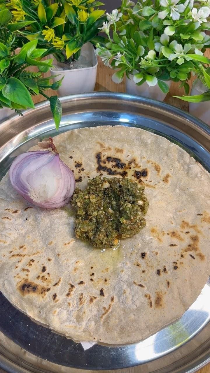 ज्वार भाकरी और मिर्ची ठेचा