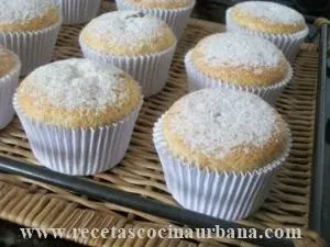 Yogurt Fritters with Bananas and Raisins recipe